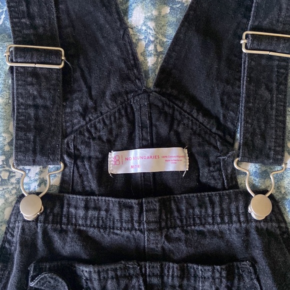 WOMENS NO BOUNDARIES OVERALL SHORTS | SIZE M (7-9) | BLACK - Picture 2 of 4